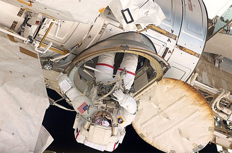 Nhà du hành Andrew Feustel chui ra khỏi Trạm Không gian Quốc tế để thực hiện công việc sửa chữa và bảo trì hôm 22/5. Ảnh: NASA.